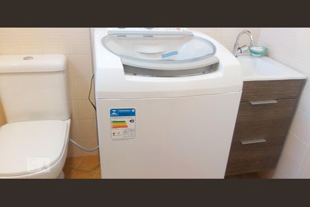 Área de serviço e banheiro de apartamento para alugar com 1 quarto, 40m² em Pinheiros, São Paulo