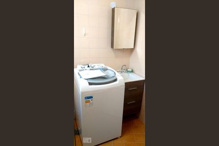 Área de serviço e banheiro de apartamento para alugar com 1 quarto, 40m² em Pinheiros, São Paulo