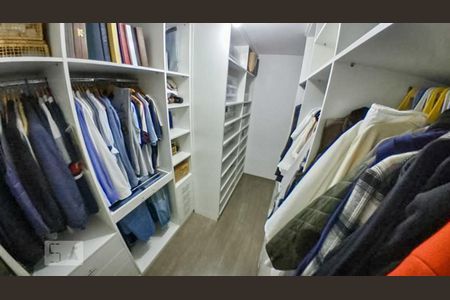 Casa à venda com 428m², 5 quartos e 6 vagas Casa à venda com 428m², 5 quartos e 6 vagasSuíte