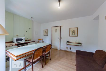 Sala de estar e cozinha de apartamento à venda com 1 quarto, 37m² em Jardim Paulista, São Paulo