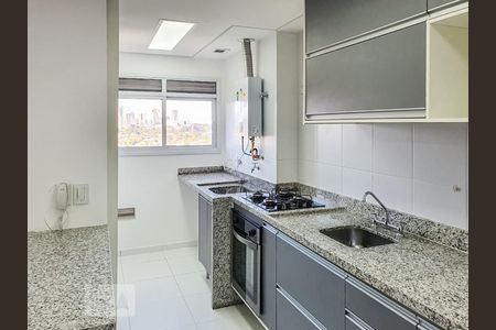Cozinha de apartamento à venda com 2 quartos, 60m² em Jardim Tupanci, Barueri