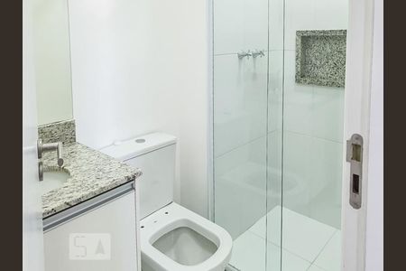Banheiro de apartamento à venda com 2 quartos, 60m² em Jardim Tupanci, Barueri
