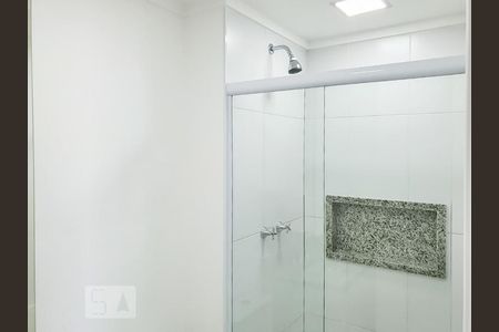 Banheiro de apartamento à venda com 2 quartos, 60m² em Jardim Tupanci, Barueri