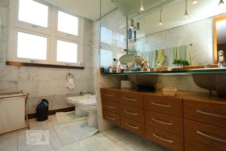 Apartamento à venda com 210m², 3 quartos e 4 vagasBanheiro da Suíte 2