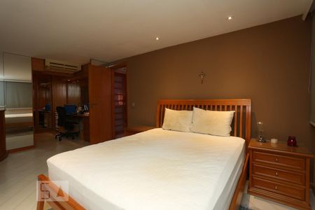 Apartamento à venda com 210m², 3 quartos e 4 vagasSuíte 2