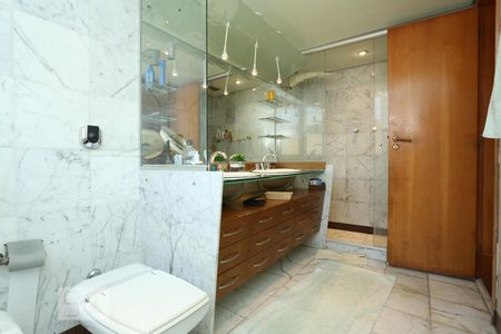 Apartamento à venda com 210m², 3 quartos e 4 vagasBanheiro da Suíte 2