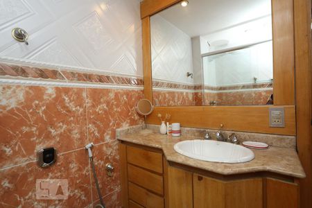 Apartamento à venda com 210m², 3 quartos e 4 vagasBanheiro da Suíte 1