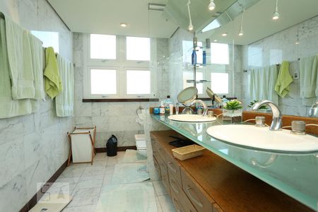 Apartamento à venda com 210m², 3 quartos e 4 vagasBanheiro da Suíte 2