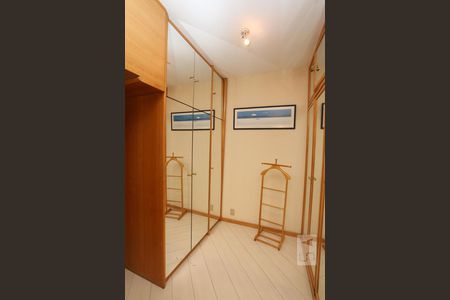 Apartamento à venda com 210m², 3 quartos e 4 vagasCloset da Suíte 2