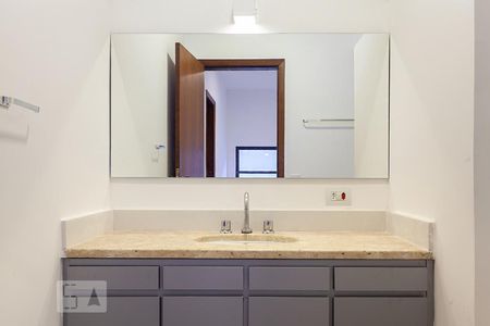 Casa para alugar com 212m², 4 quartos e 2 vagasBanheiro