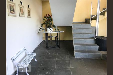 Casa à venda com 400m², 4 quartos e 6 vagasEscada