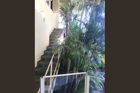 Casa à venda com 400m², 4 quartos e 6 vagasEscada