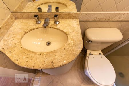 Banheiro da suíte de apartamento para alugar com 3 quartos, 100m² em Vila Sônia, São Paulo