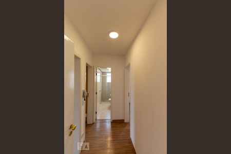 Corredor de apartamento para alugar com 3 quartos, 100m² em Vila Sônia, São Paulo