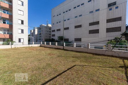 Apartamento à venda com 44m², 2 quartos e 1 vaga Apartamento à venda com 44m², 2 quartos e 1 vagaCampo de futebol