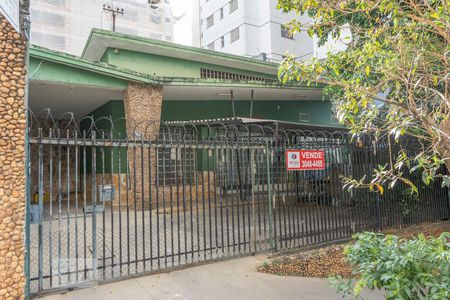 Casa à venda com 370m², 4 quartos e 4 vagas Casa à venda com 370m², 4 quartos e 4 vagasFachada