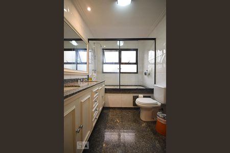 Apartamento à venda com 213m², 4 quartos e 4 vagasBanheiro Suíte 2