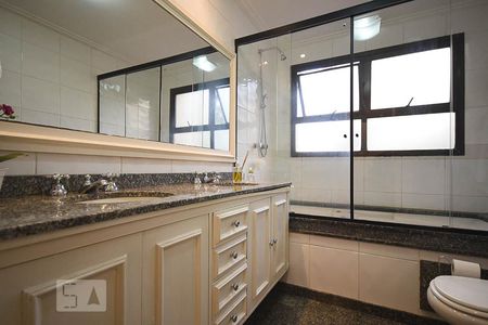 Apartamento à venda com 213m², 4 quartos e 4 vagasBanheiro Suíte 2