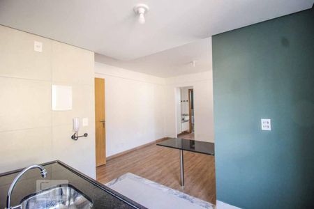 Sala e cozinha de apartamento para alugar com 1 quarto, 40m² em São Pedro, Belo Horizonte