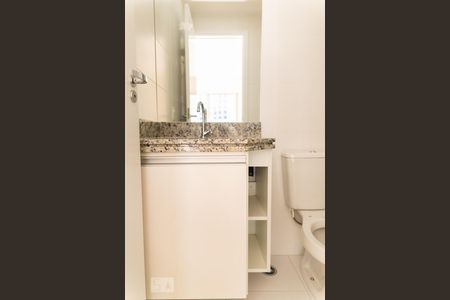 Banheiro de kitnet/studio para alugar com 1 quarto, 28m² em Liberdade, São Paulo