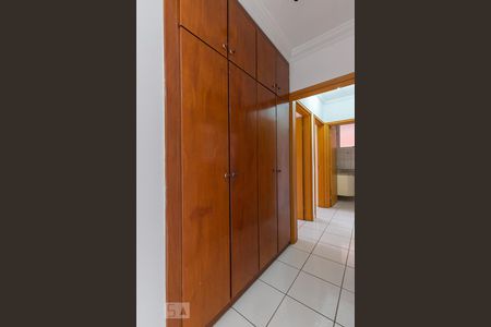 Corredor dos quartos de apartamento para alugar com 2 quartos, 80m² em Vila Itapura, Campinas
