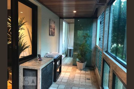 Apartamento à venda com 240m², 4 quartos e 3 vagas Apartamento à venda com 240m², 4 quartos e 3 vagasVaranda
