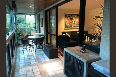 Apartamento à venda com 240m², 4 quartos e 3 vagas Apartamento à venda com 240m², 4 quartos e 3 vagasVaranda