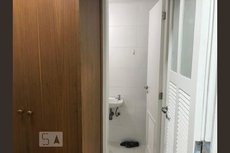 Apartamento à venda com 240m², 4 quartos e 3 vagas Apartamento à venda com 240m², 4 quartos e 3 vagasQuarto de Serviço