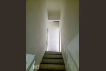 Casa para alugar com 94m², 2 quartos e 2 vagas Casa para alugar com 94m², 2 quartos e 2 vagasEscada