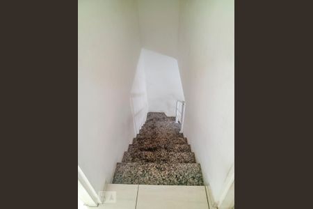 Casa para alugar com 94m², 2 quartos e 2 vagas Casa para alugar com 94m², 2 quartos e 2 vagasEscada
