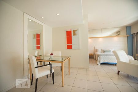 Sala de apartamento para alugar com 1 quarto, 70m² em Barra da Tijuca, Rio de Janeiro