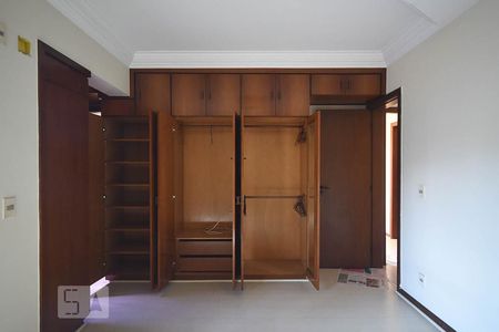 Apartamento à venda com 380m², 4 quartos e 4 vagasArmário da Suíte 2