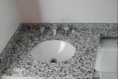 Banheiro de kitnet/studio para alugar com 1 quarto, 20m² em República, São Paulo