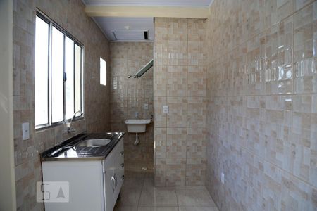 Cozinha e Área de Serviço de casa para alugar com 2 quartos, 50m² em Parque Pinheiros, Taboão da Serra