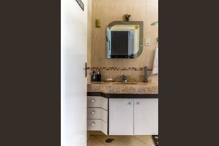 Casa à venda com 350m², 4 quartos e 5 vagasBanheiro da Suíte 2