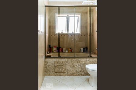 Casa à venda com 350m², 4 quartos e 5 vagasBanheiro da Suíte 1