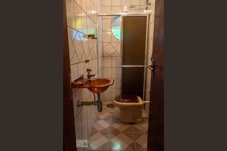 Banheiro de casa para alugar com 3 quartos, 1300m² em Vila Dalila, São Paulo