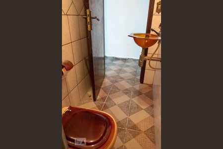 Banheiro de casa para alugar com 3 quartos, 1300m² em Vila Dalila, São Paulo