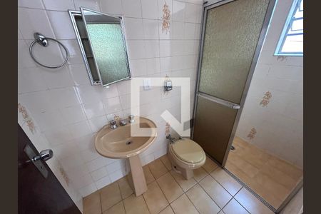 Casa à venda com 240m², 3 quartos e 4 vagas Casa à venda com 240m², 3 quartos e 4 vagasBanheiro 2 Casa dos fundos