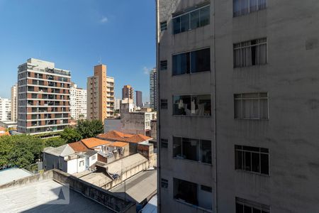 Vista da sala e da área de serviço de apartamento para alugar com 2 quartos, 75m² em Pinheiros, São Paulo