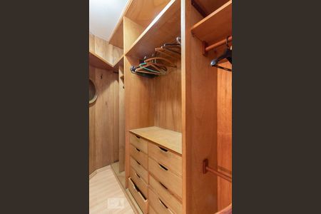 Apartamento para alugar com 156m², 4 quartos e 2 vagasCloset da suíte