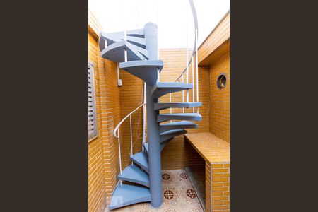 Casa de condomínio à venda com 230m², 3 quartos e 2 vagasEscada