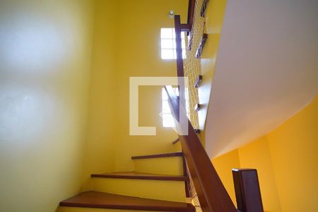 Casa de condomínio à venda com 250m², 4 quartos e 2 vagasEscada para a suite 2