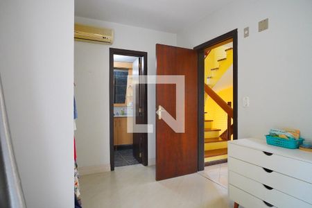 Casa de condomínio à venda com 250m², 4 quartos e 2 vagasSuíte