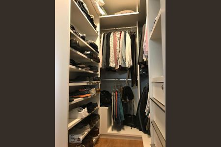 Closet de apartamento para alugar com 2 quartos, 121m² em Pinheiros, São Paulo