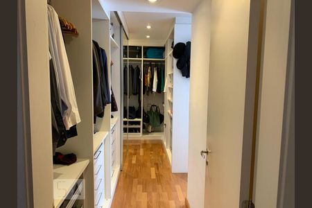 Apartamento à venda com 239m², 3 quartos e 4 vagasCloset