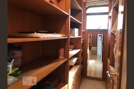 Apartamento à venda com 239m², 3 quartos e 4 vagasCloset