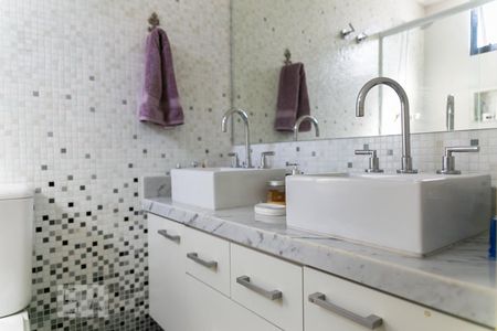 Apartamento à venda com 111m², 3 quartos e 3 vagas Apartamento à venda com 111m², 3 quartos e 3 vagasBanheiro da Suíte