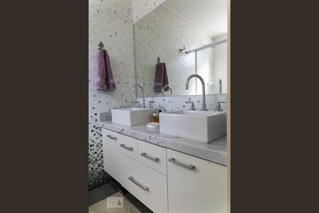 Apartamento à venda com 111m², 3 quartos e 3 vagas Apartamento à venda com 111m², 3 quartos e 3 vagasBanheiro da Suíte