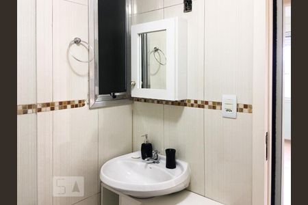 Banheiro de apartamento para alugar com 1 quarto, 42m² em Cristal, Porto Alegre
